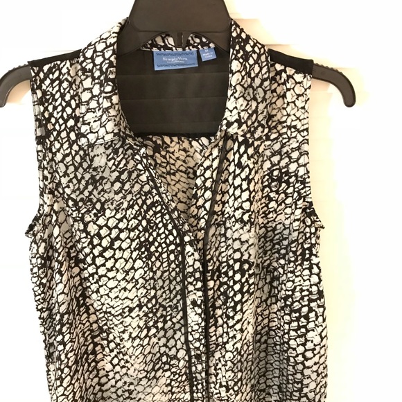 Sleeveless collared blouse - Picture 2 of 5